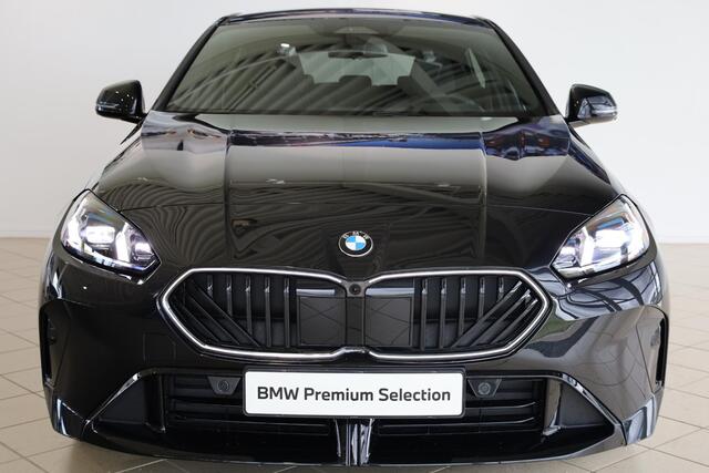 BMW 1-SERIE 120 M Sportpakket Pro | Head Up Display | Harman Kardon Audio | Iconic Glow nierengrille