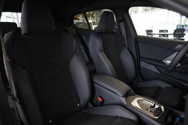 BMW 1-SERIE 120 M Sportpakket Pro | Head Up Display | Harman Kardon Audio | Iconic Glow nierengrille