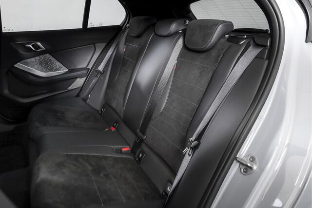 BMW 1-SERIE 120 M Sport - Automaat | Dig. Cockpit | Adapt. Cruise | Stoelverw. | PDC | Camera | NAV + App. Connect | ECC | DAB | LM 18" | 3654