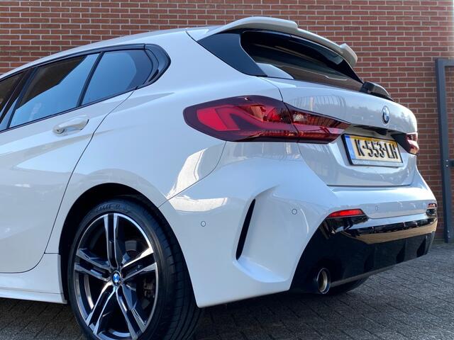 BMW 1-SERIE 118I EXECUTIVE EDITION M-SPORTPAKKET NAV CRUISE CARPLAY CAMERA AMBIA