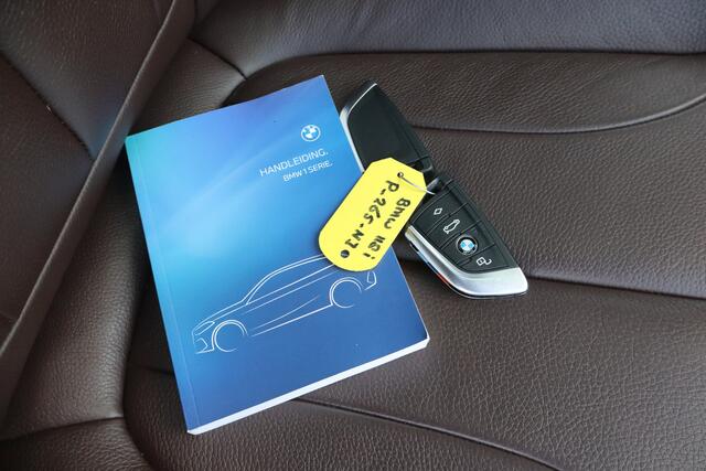 BMW 1-SERIE 118i Business Edition Plus NL-Auto!! Panoramadak I Apple Car-Play