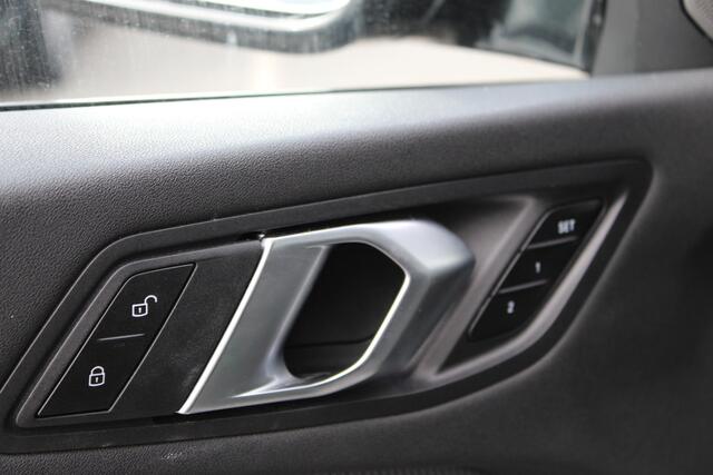 BMW 1-SERIE 120 M Sport Automaat / Sportstoelen / M Adaptief onderstel / Comfort Access / Head-Up / Harman-Kardon