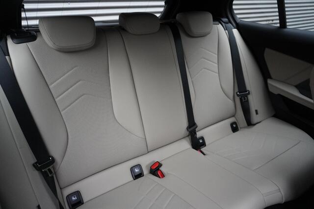 BMW 1-SERIE 5-deurs 120 M Sportpakket | Harman Kardon | Elektr. Achterklap | Draadloze Lader | Comfort Acces | Verwarmd Stuur | Verwarmde Voorstoelen