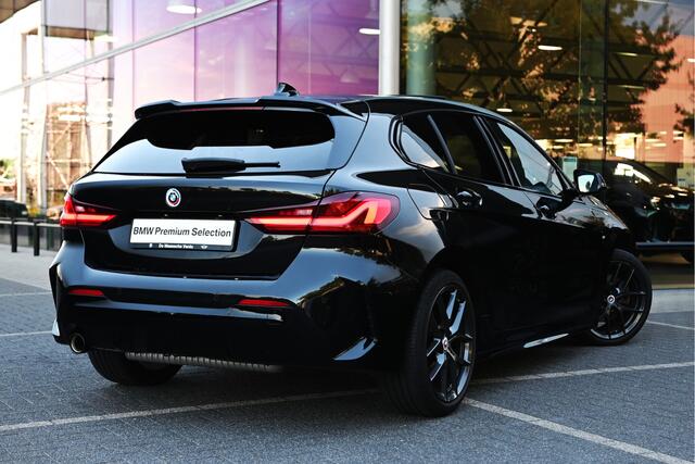 BMW 1-SERIE 118i High Executive M Sport Automaat / Trekhaak / Panoramadak / Stoelverwarming / Stuurverwarming / Adaptieve LED / HiFi Audio / Sportstoelen / 18" LMV