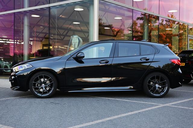 BMW 1-SERIE 118i High Executive M Sport Automaat / Trekhaak / Panoramadak / Stoelverwarming / Stuurverwarming / Adaptieve LED / HiFi Audio / Sportstoelen / 18" LMV