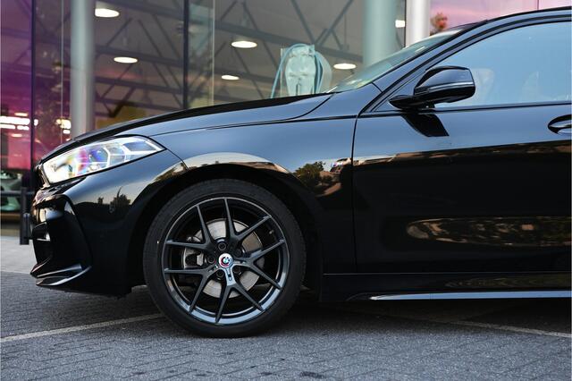 BMW 1-SERIE 118i High Executive M Sport Automaat / Trekhaak / Panoramadak / Stoelverwarming / Stuurverwarming / Adaptieve LED / HiFi Audio / Sportstoelen / 18" LMV