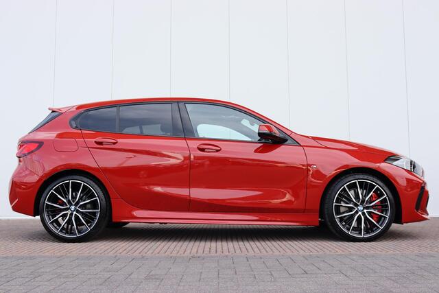 BMW 1-SERIE 118i M Sportpakket Pro/ Sportstoelen/ Stoelverwarming/ Cruise Control/ Getint Glas/ 19" LMV
