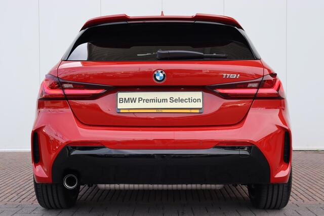 BMW 1-SERIE 118i M Sportpakket Pro/ Sportstoelen/ Stoelverwarming/ Cruise Control/ Getint Glas/ 19" LMV