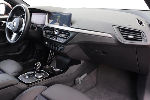 BMW 1-SERIE 118i M Sportpakket Pro/ Sportstoelen/ Stoelverwarming/ Cruise Control/ Getint Glas/ 19" LMV