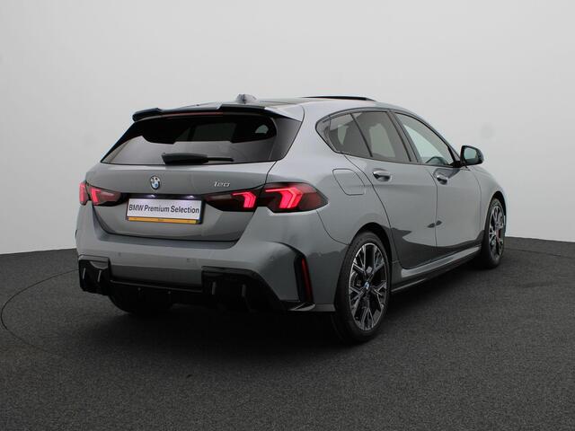 BMW 1-SERIE 120 M Sportpakket Pro | Premium Pack | Stuurwielrand Verwarmd | M Adaptief onderstel | Comfort Access | Panoramadak | Elektrisch Verstelbare Sportstoelen | Driving Assistant Plus | Harman Kardon | 18''