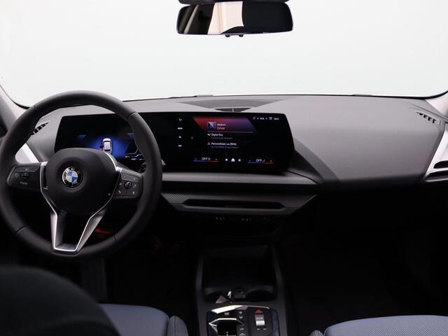 BMW 1-SERIE 120 M Sport Design | Premium Pack | Stuurwielrand Verwarmd | Achteruitrijcamera | Driving Assistant | Parking Assistant | Harman Kardon | 18''