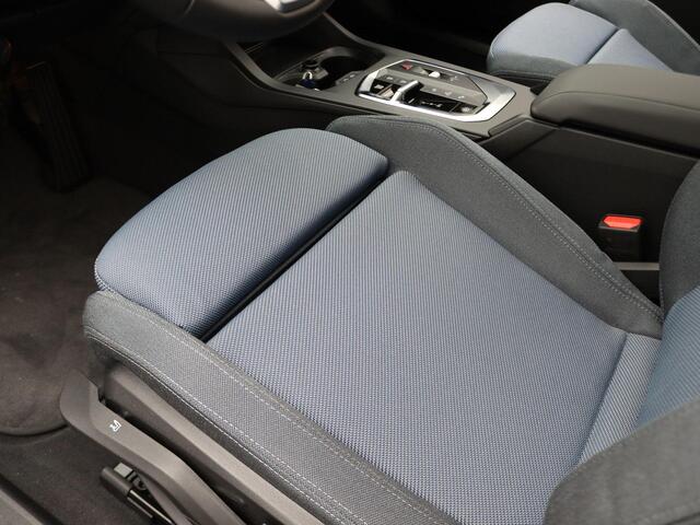 BMW 1-SERIE 120 M Sport Design | Premium Pack | Stuurwielrand Verwarmd | Achteruitrijcamera | Driving Assistant | Parking Assistant | Harman Kardon | 18''