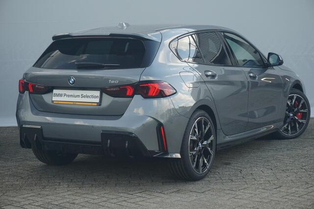 BMW 1-SERIE 120 M Sport Pro | Comfort Access / Elektrisch verwarmde voorstoelen / Sportstoelen / Achteruitrijcamera
