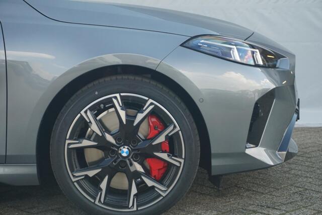 BMW 1-SERIE 120 M Sport Pro | Comfort Access / Elektrisch verwarmde voorstoelen / Sportstoelen / Achteruitrijcamera