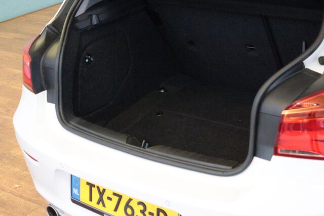 BMW 1-SERIE 118i Executive Automaat | NAVI | CLIMA | PDC ACHTER | CRUISE | LEER |