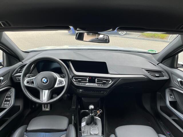 BMW 1-SERIE 118i Executive Edition 140 Pk | Sportstoelen | Cruise Control | LED | Climate Control | Navigatiesysteem | Digitaal Dashboard | Parkeersensoren | 17 Inch
