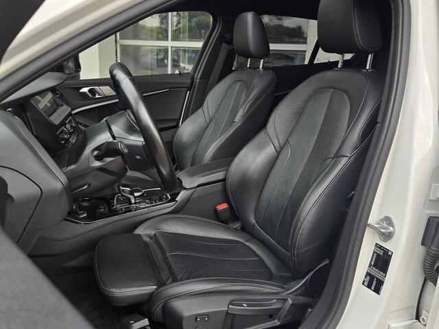BMW 1-SERIE 118i High M SPORT | PANORAMA | CAMERA | LEDER | SPORTSTOELEN | 18 INCH LM VELGEN |