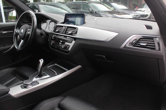 BMW 1-SERIE 118i High Exe. M Sport / Leder / Navigatie / Parkeerhulp V+A / 18'' / Sportstoelen / Stoelverwarming / DAB / Cruise Control