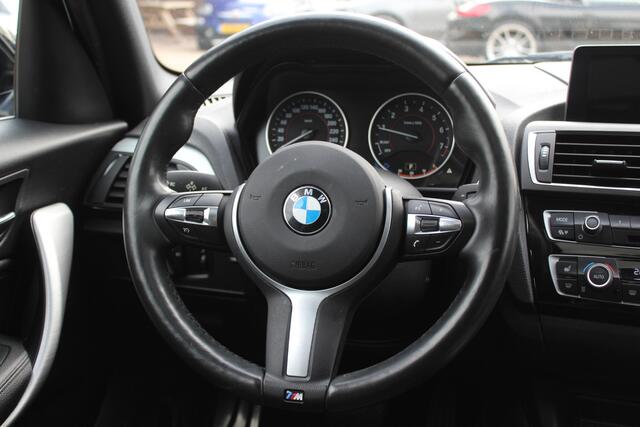 BMW 1-SERIE 118i High Exe. M Sport / Leder / Navigatie / Parkeerhulp V+A / 18'' / Sportstoelen / Stoelverwarming / DAB / Cruise Control