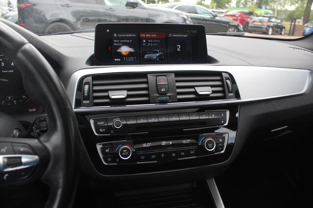 BMW 1-SERIE 118i High Exe. M Sport / Leder / Navigatie / Parkeerhulp V+A / 18'' / Sportstoelen / Stoelverwarming / DAB / Cruise Control