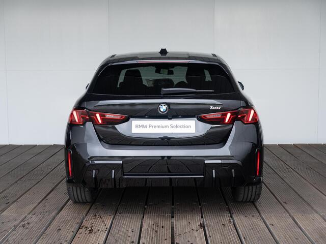 BMW 1-SERIE 120 | M Sportpakket | Verwarmd Stuurwiel | Panoramadak | Achteruitrijcamera | Stoelverwarming | Harman-Kardon | 18''