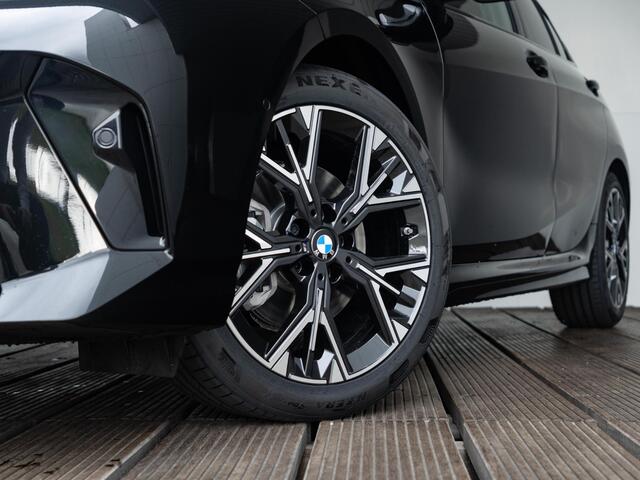 BMW 1-SERIE 120 | M Sportpakket | Verwarmd Stuurwiel | Panoramadak | Achteruitrijcamera | Stoelverwarming | Harman-Kardon | 18''