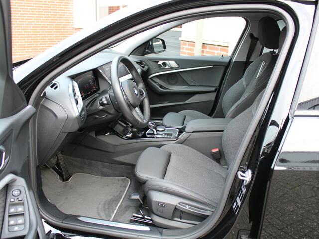 BMW 1-SERIE 118i Automaat 141PK Executive Edition Sport /NAVI/Camera/Lane assist/Sportstoelen/Half leder/17'LM/ACC/LED/Keyless/NAP! 1e eig!