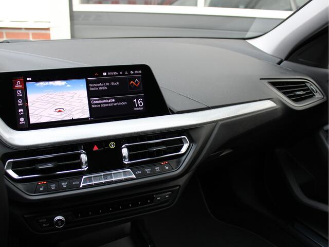 BMW 1-SERIE 118i Automaat 141PK Executive Edition Sport /NAVI/Camera/Lane assist/Sportstoelen/Half leder/17'LM/ACC/LED/Keyless/NAP! 1e eig!