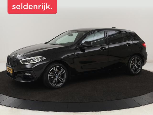 BMW 1-SERIE 118i Sport Line | Sportstoelen | Carplay | Live Cockpit | Full LED | Navigatie | Half leder | Parkeerhulp | Climate control | Cruise control