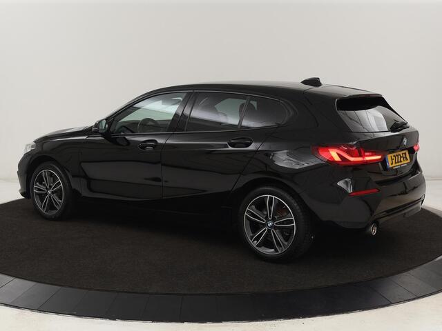BMW 1-SERIE 118i Sport Line | Sportstoelen | Carplay | Live Cockpit | Full LED | Navigatie | Half leder | Parkeerhulp | Climate control | Cruise control