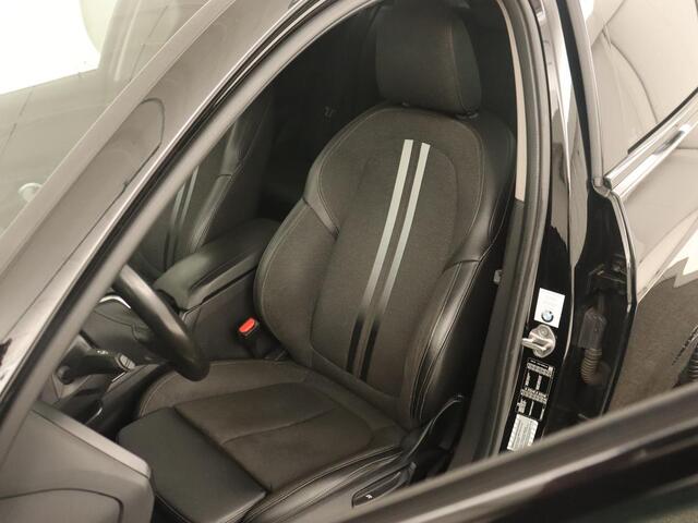 BMW 1-SERIE 118i Sport Line | Sportstoelen | Carplay | Live Cockpit | Full LED | Navigatie | Half leder | Parkeerhulp | Climate control | Cruise control