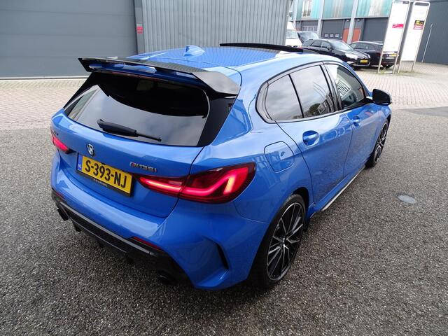 BMW 1-SERIE M135i xDrive High Executive PANORAMADAK|HARMAN/KARDON|DODEHOEK DETECTIE|ACHTERUIT RIJ CAMERA|SPORT STOELEN|KEYLESS ENTRY/GO|NAVIGATIE|LASER KOPLAMPEN | STOEL VERWARMING |