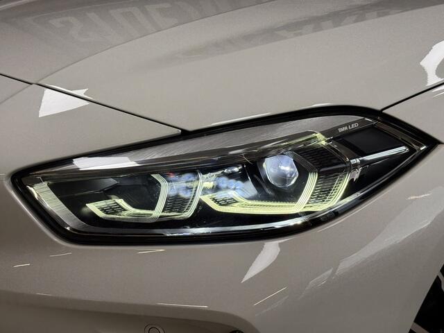 BMW 1-SERIE M135i xDrive High Executive Navi | 19" | Alcantara | Camera | PDC V+A |