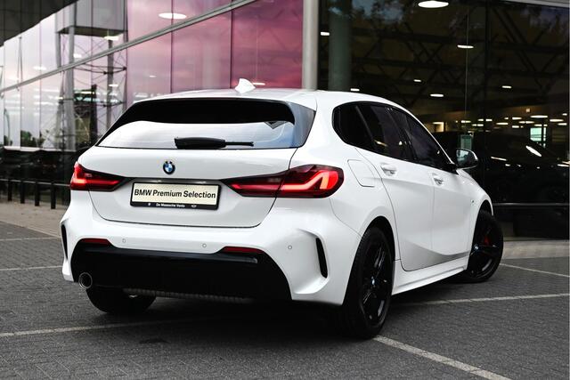 BMW 1-SERIE 118i M Sport Automaat / Sportstoelen / LED / M Sportonderstel / Live Cockpit Professional / Apple CarPlay