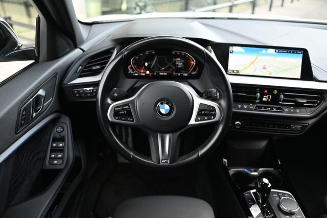 BMW 1-SERIE 118i M Sport Automaat / Sportstoelen / LED / M Sportonderstel / Live Cockpit Professional / Apple CarPlay