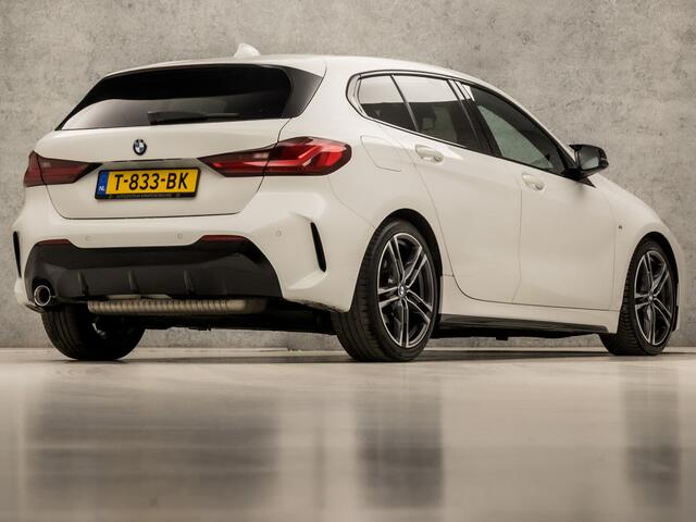 BMW 1-SERIE 118i M Sport Automaat (APPLE CARPLAY, M PAKKET, STUUR/STOELVERWARMING, SFEERVERLICHTING, SPORTSTOELEN, GETINT GLAS, CRUISE, NIEUWE APK, NIEUWSTAAT)