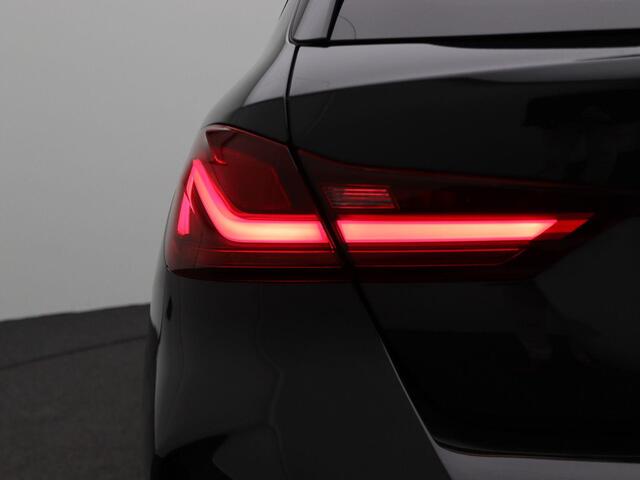 BMW 1-SERIE 5-deurs 118i Executive | M Sportpakket | Audio Media Pack | Parking Pack | Safety Pack | Panoramadak | Active Cruise Control | DAB | HiFi | 18''