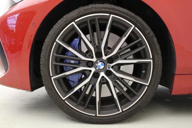 BMW 1-SERIE 118i High Executive M-Sport | Panorama | 19" | Camera | Head-Up | M-Sportstoelen | Leder