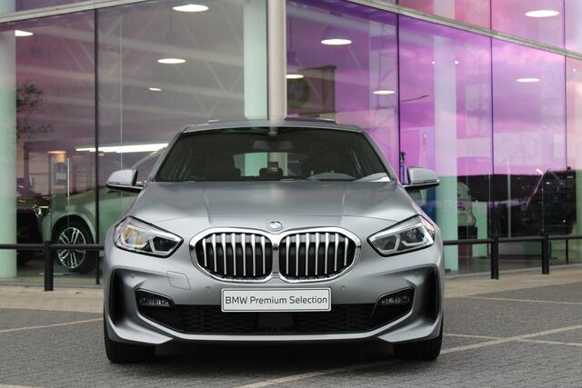BMW 1-SERIE 118i M Sport Automaat / Panoramadak / Sportstoelen / Achteruitrijcamera / LED / Live Cockpit Professional / M Sportonderstel