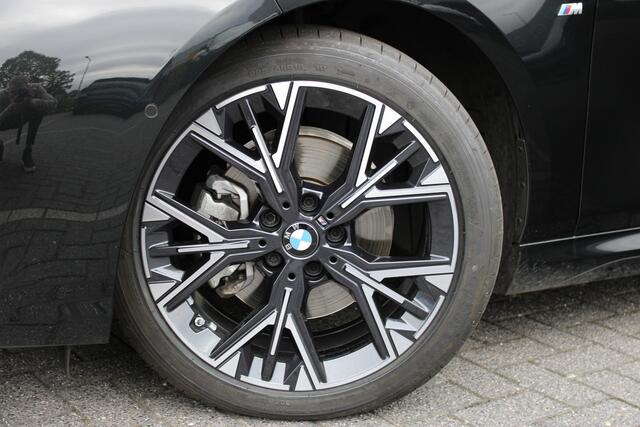 BMW 1-SERIE 120 M Sport Automaat / Sportstoelen / M Adaptief onderstel / Comfort Access / Adaptieve LED / Parking Assistant Plus / Head-Up / Harman-Kardon