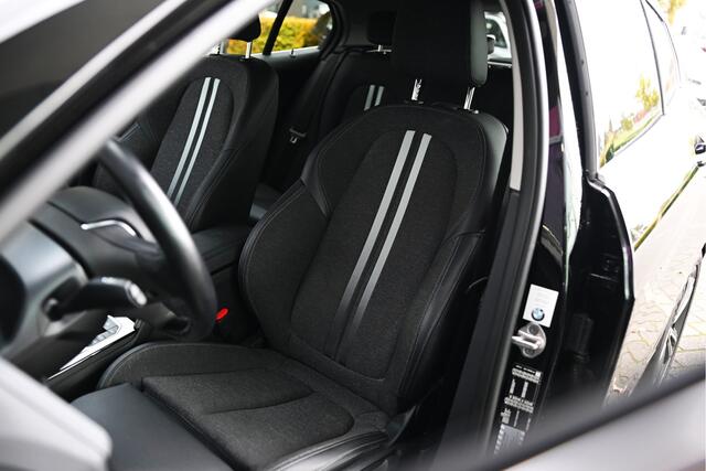 BMW 1-SERIE 118i Sport Line Automaat / Trekhaak / Sportstoelen / LED / Live Cockpit Professional / Cruise Control / PDC