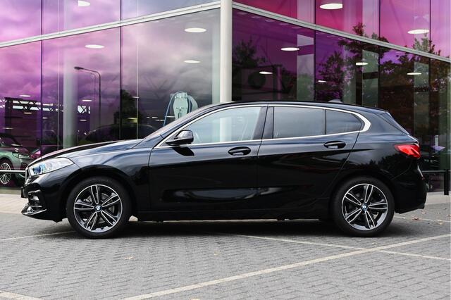 BMW 1-SERIE 118i Sport Line Automaat / Trekhaak / Sportstoelen / LED / Live Cockpit Professional / Cruise Control / PDC