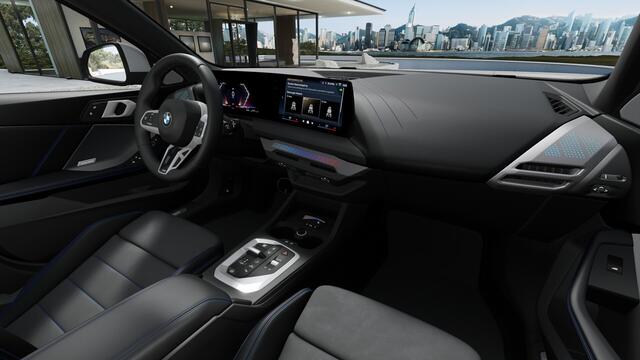 BMW 1-SERIE 120 M Sport Automaat / Panoramadak / Sportstoelen / Achteruitrijcamera / Adaptieve LED / M Adaptief onderstel / Parking Assistant / Stoelverwarming