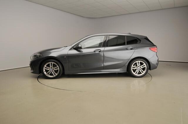 BMW 1-SERIE 5-deurs 118i | M-Sportpakket | LED | Navigatie | Sportstoelen | Shadow line | DAB | Hifi speakers | Alu 17 inch