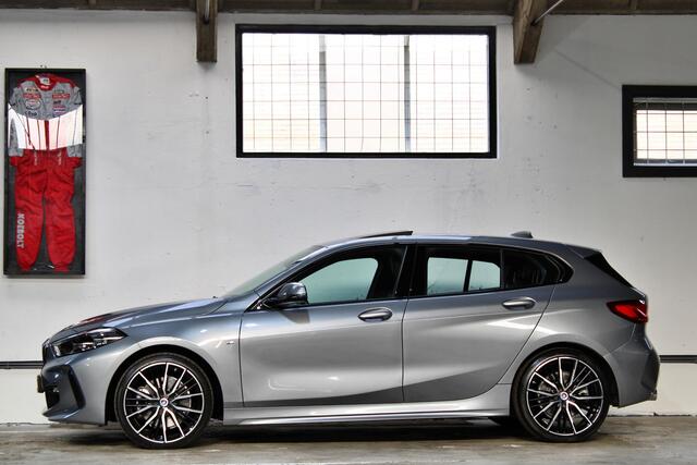 BMW 1-SERIE 120i Business Edition | M-Sport | Panoramadak | 19 inch | Trekhaak | NL auto | BTW |