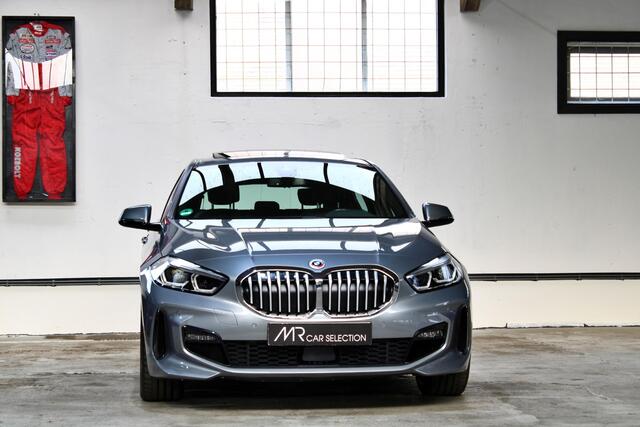 BMW 1-SERIE 120i Business Edition | M-Sport | Panoramadak | 19 inch | Trekhaak | NL auto | BTW |
