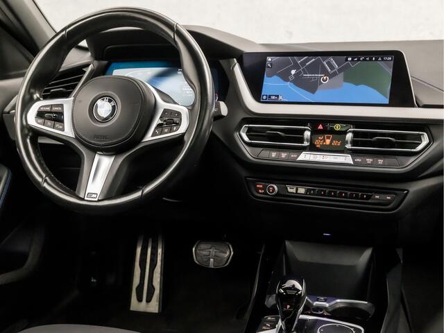 BMW 1-SERIE 118i M Sport Automaat (PANORAMADAK, M PAKKET, APPLE CARPLAY, GETINT GLAS, LEDER, SPORTSTOELEN, PARKEERSENSOREN, LANE ASSIST, DAB+, NIEUWSTAAT)