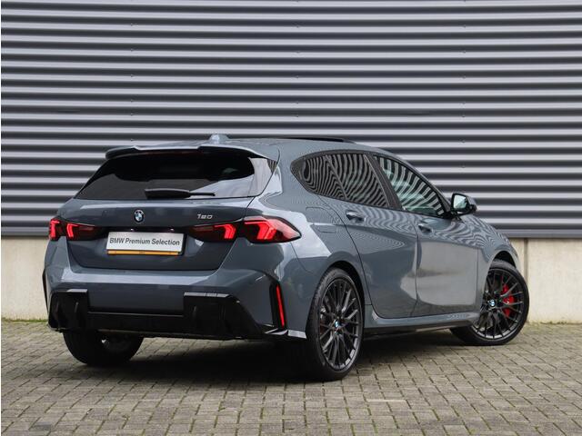 BMW 1-SERIE 120 | M Sportpakket Pro | Panodak | Harman Kardon | Head-Up | Driving Assistant Plus | Parking Assistant Plus | Elektr. Voorstoelen | Comfort Access | 19'' LMV