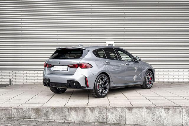 BMW 1-SERIE 120 M Sportpakket Pro / Premium Pack / Getinte ruiten / Stuurwielrand verwarmd / Comfort Access / Achteruitrijcamera / Driving Assistant