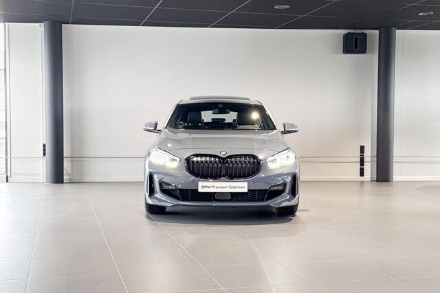 BMW 1-SERIE 120i | M Sport | Glazen Panoramadak | Stoelverwarming |